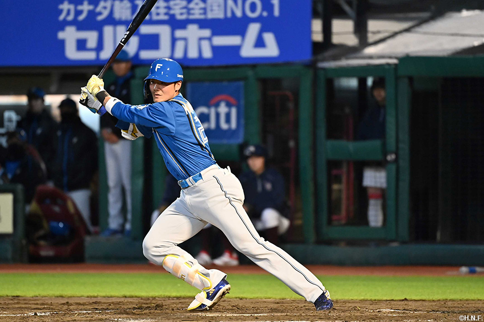 2回表、レフトへヒットを放つ清宮選手