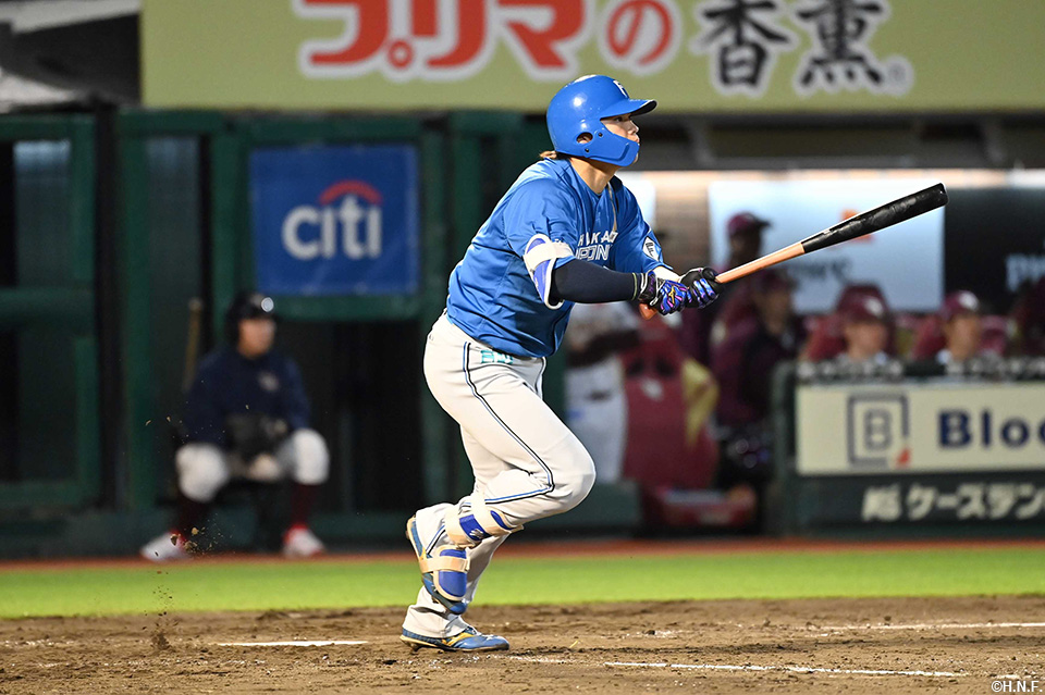 4回表、ライトへヒットを放つ田宮選手