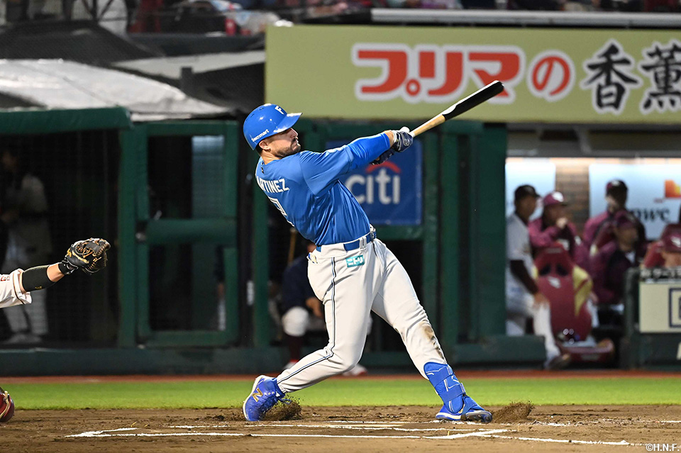 6回表、センターへヒットを放つマルティネス選手