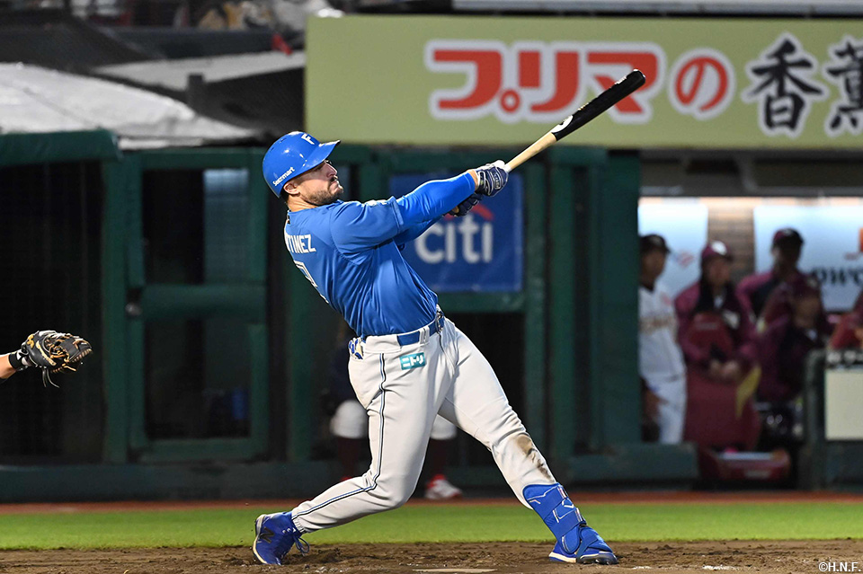 8回表、レフトへヒットを放つマルティネス選手