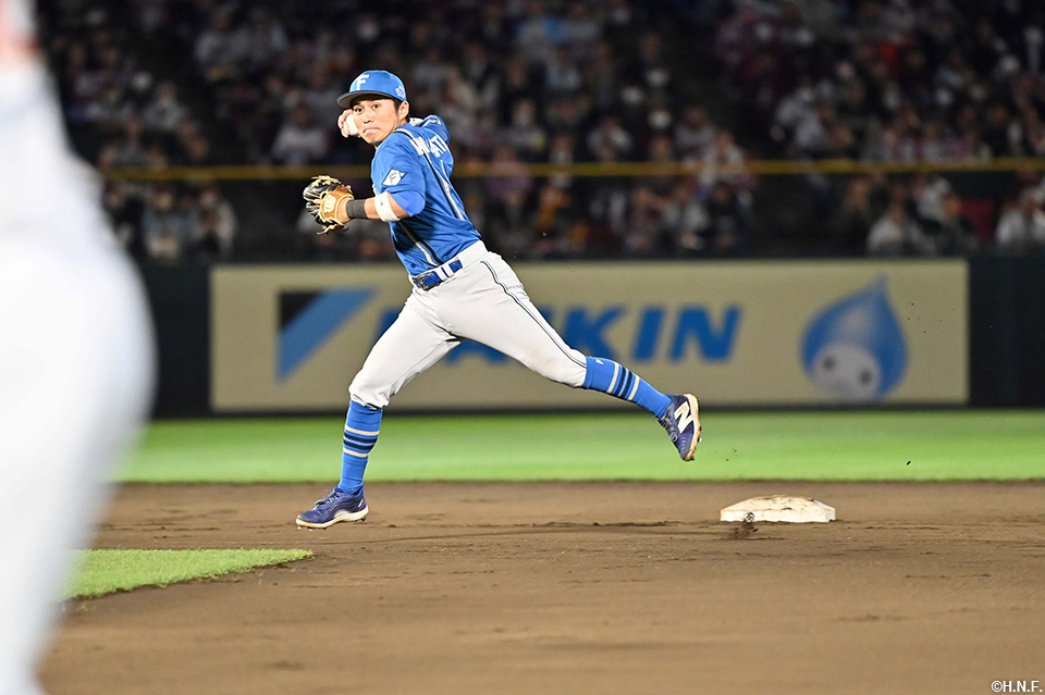 8回裏、3者連続のセカンドゴロを処理した上川畑選手