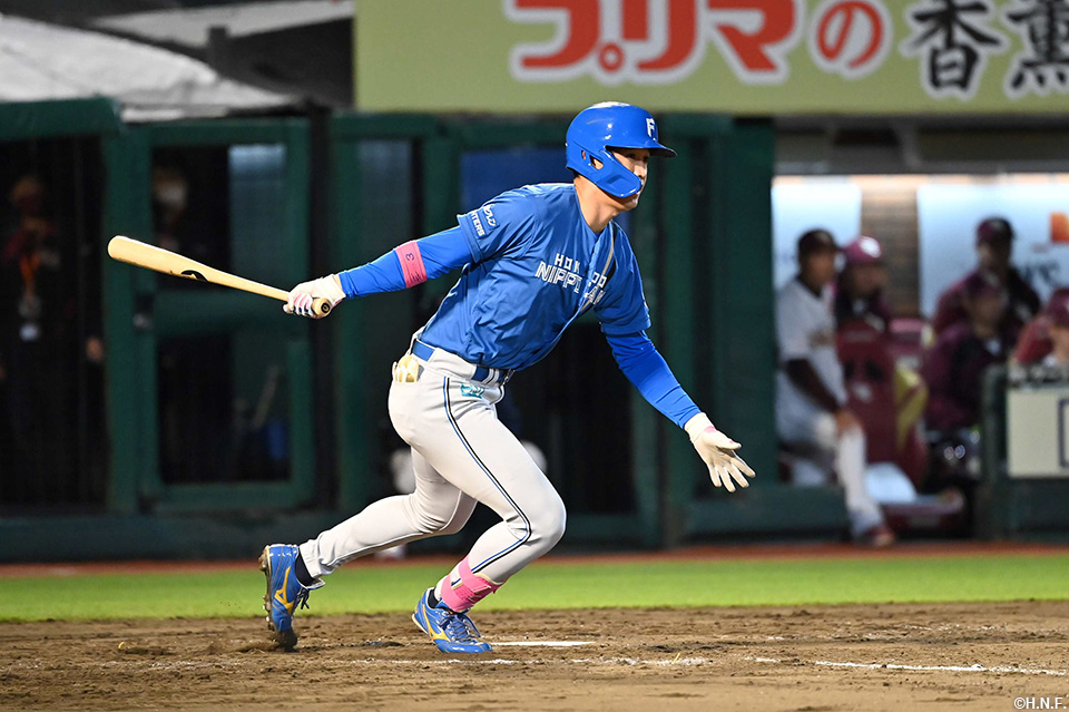 9回表、代打でヒットを放つ加藤豪選手