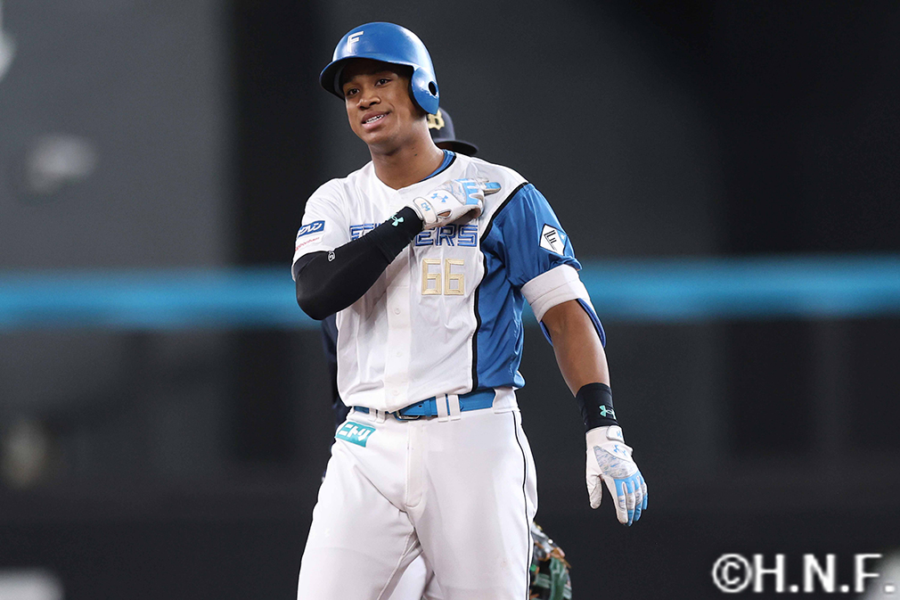 1回裏、センターへ適時二塁打を放った万波選手