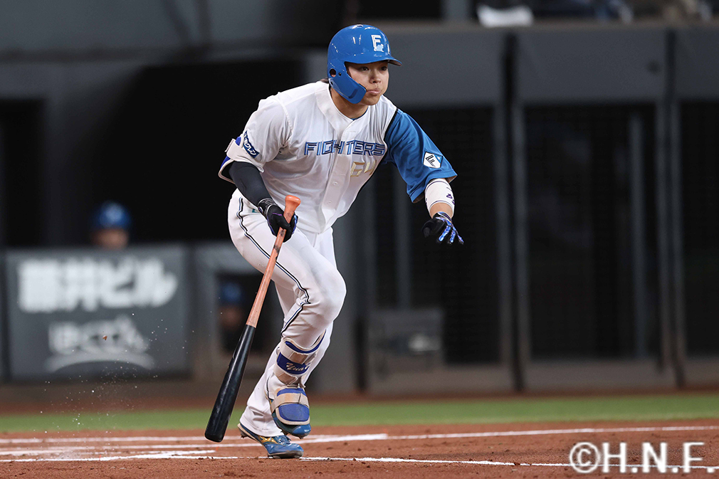 1回裏、ライトへ適時打を放つ田宮選手