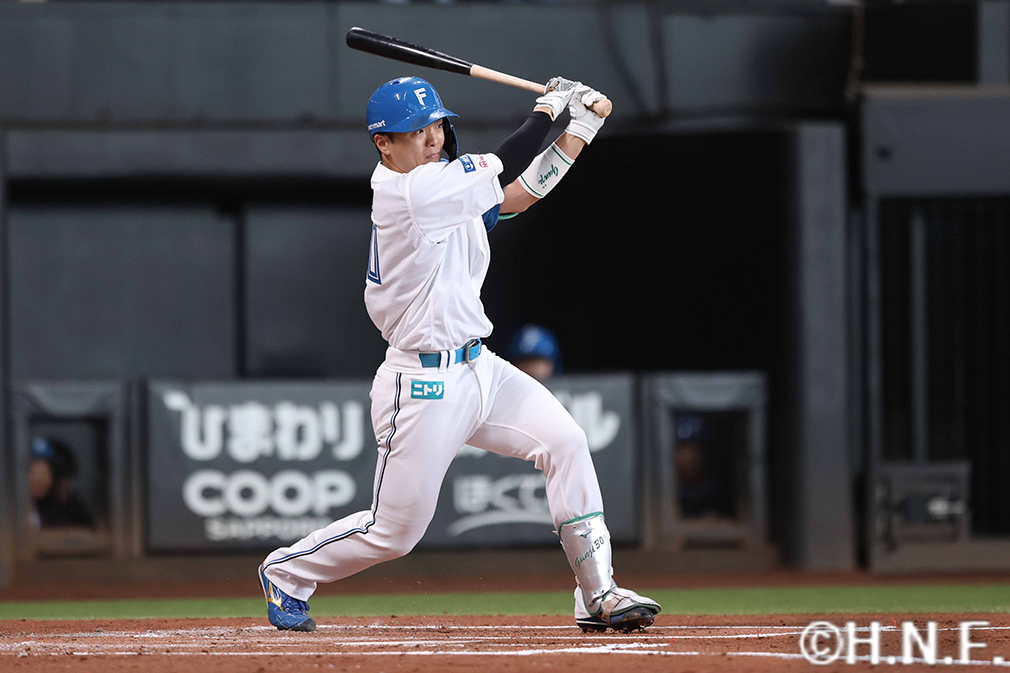 1回裏、センターへ2点適時打を放つ郡司選手