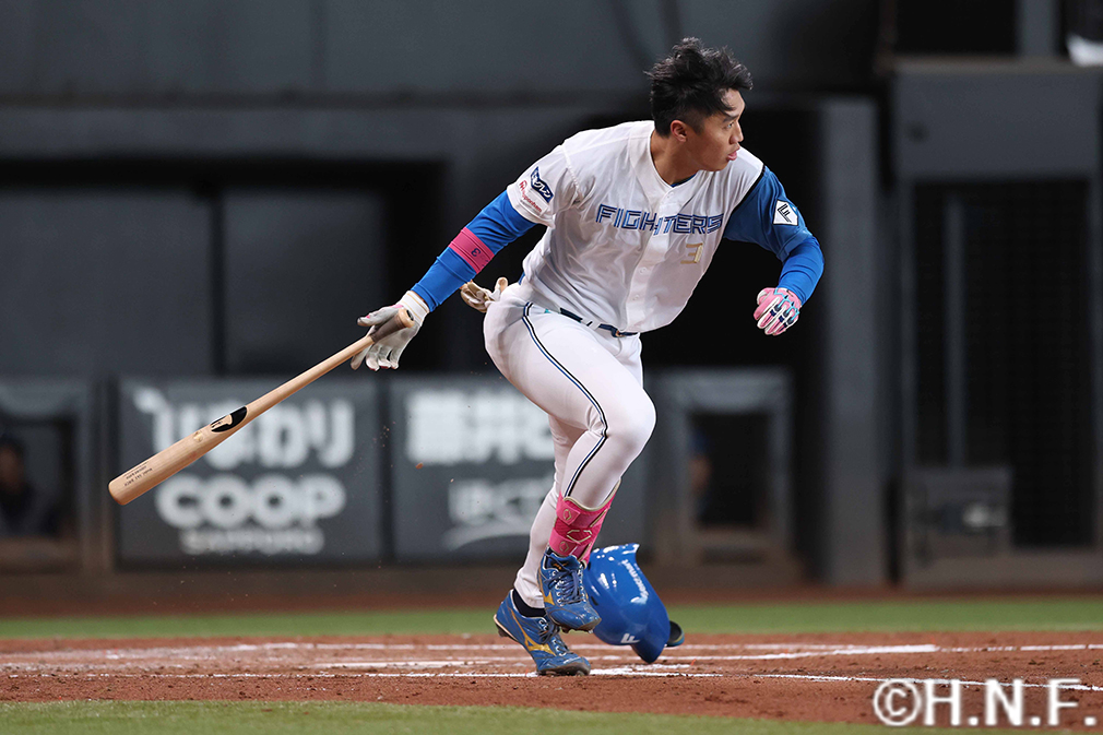 2回裏、レフトへヒットを放つ加藤豪選手