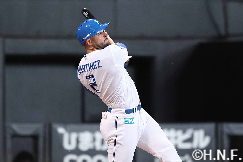 5回裏、レフトへヒットを放つマルティネス選手