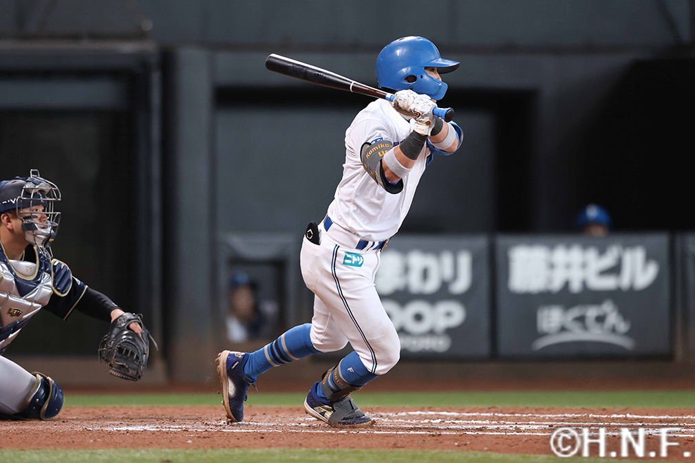 6回裏、ピッチャーへ内野安打を放つ上川畑選手