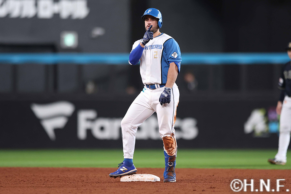 7回裏、レフトへ二塁打を放つマルティネス選手"