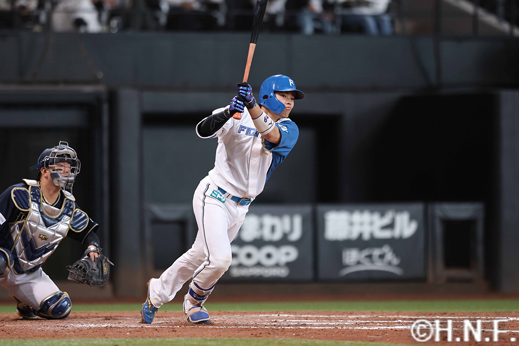 7回裏、ライトへ適時二塁打を放つ田宮選手"