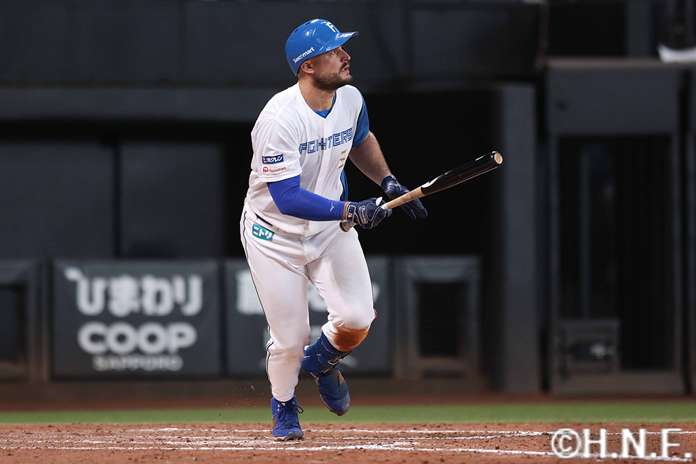 8回裏、センターへ2点適時打を放つマルティネス選手"