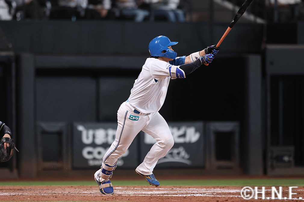 8回裏、センターへ2点適時二塁打を放つ田宮選手"