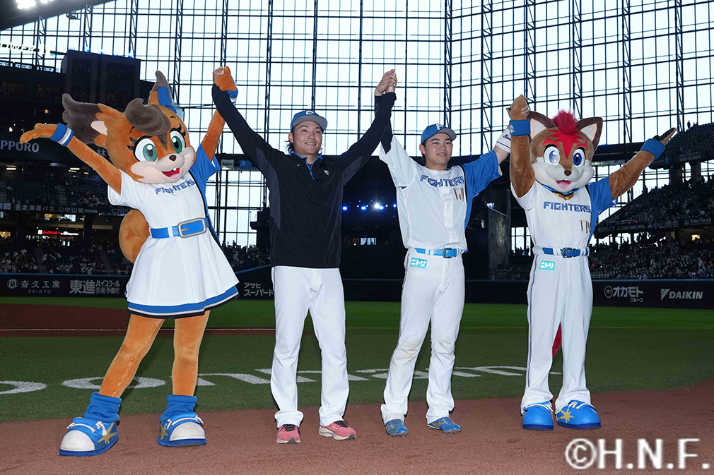 ヒーローの伊藤投手、田宮選手"