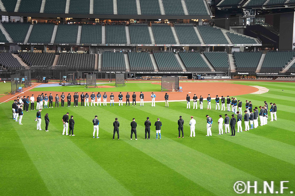 試合前、大社初代球団オーナーの命日に黙祷を捧げる選手たち"