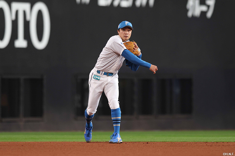 4回表、一塁へ送球する中島卓選手