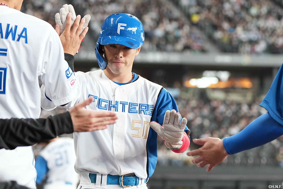 4回裏、先制のホームを踏んだ五十幡選手