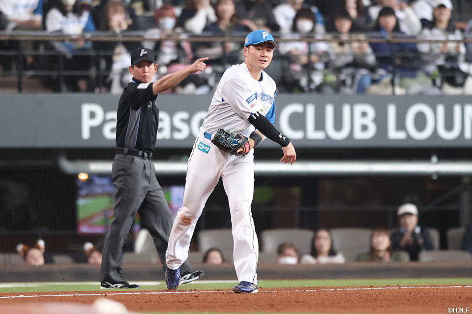 5回表、一塁へ送球する清宮選手