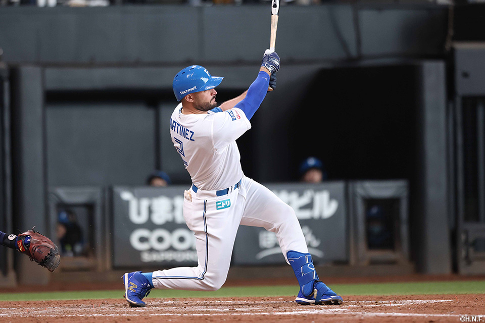 5回裏、適時二塁打を放つマルティネス選手01