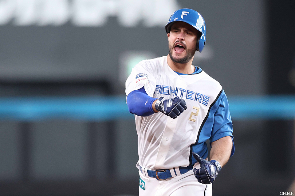 5回裏、適時二塁打を放つマルティネス選手02