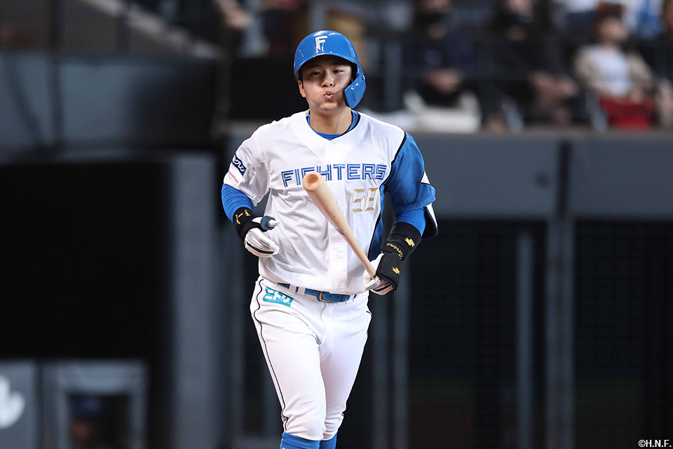 3回裏、四球を選んだ奈良間選手