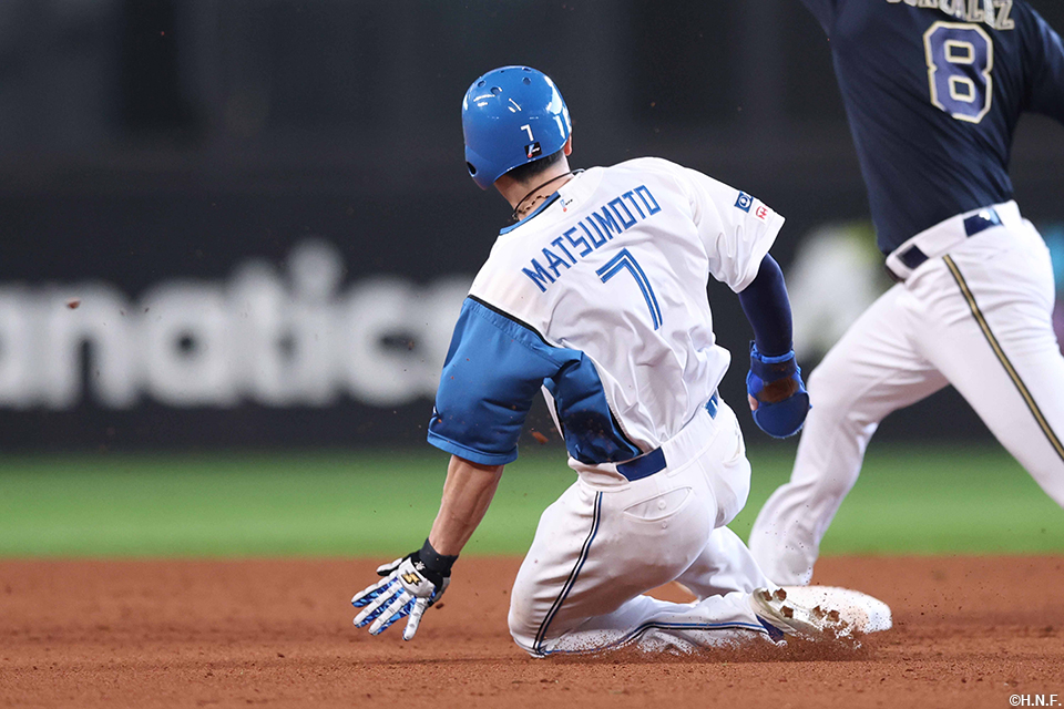 4回裏、盗塁を決める松本剛選手