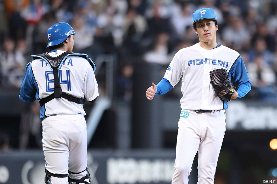 6回表、ピンチを抑えた北山投手と田宮選手
