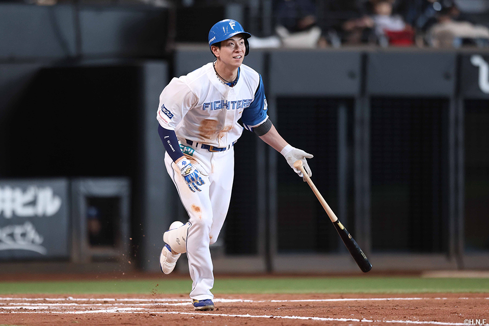 6回裏、二塁打を放つ松本剛選手