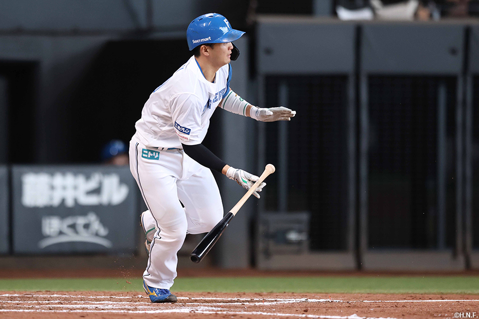 8回裏、先制の適時打を放つ郡司選手01