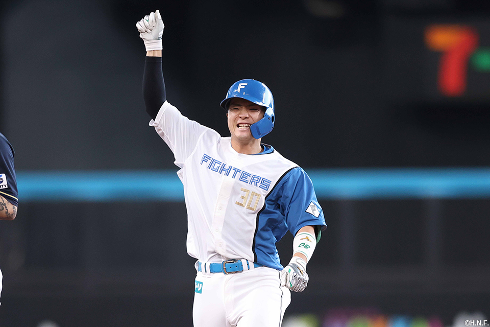 8回裏、先制の適時打を放つ郡司選手02