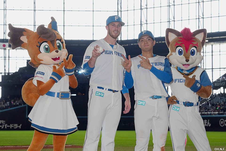 ヒーローのマーフィー投手と郡司選手