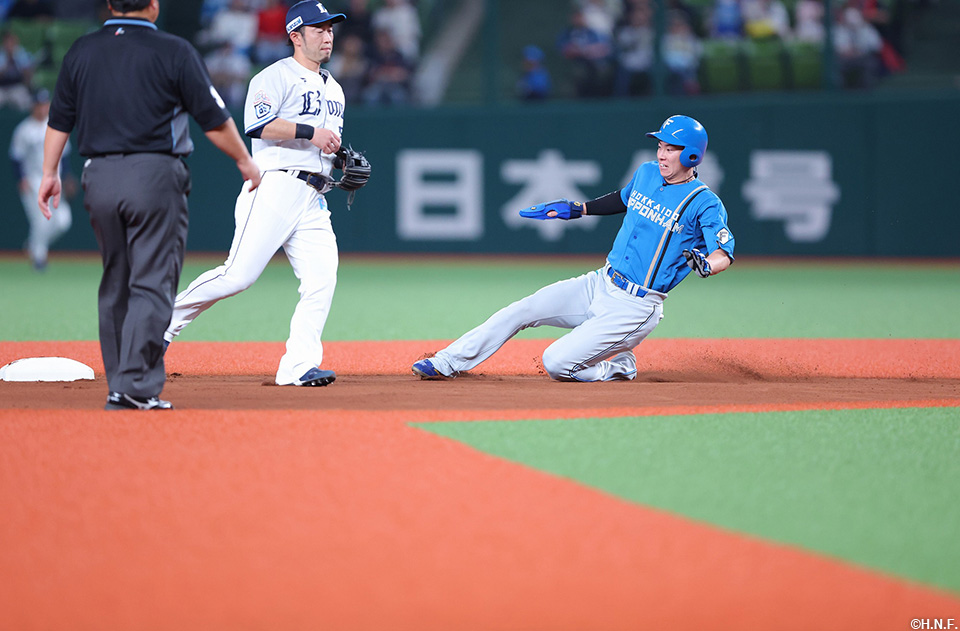 1回表、盗塁をきめる松本剛選手