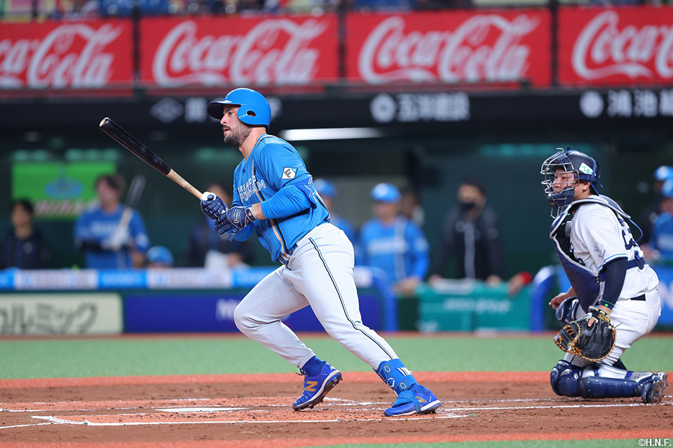 1回表、先制適時打を放つマルティネス選手