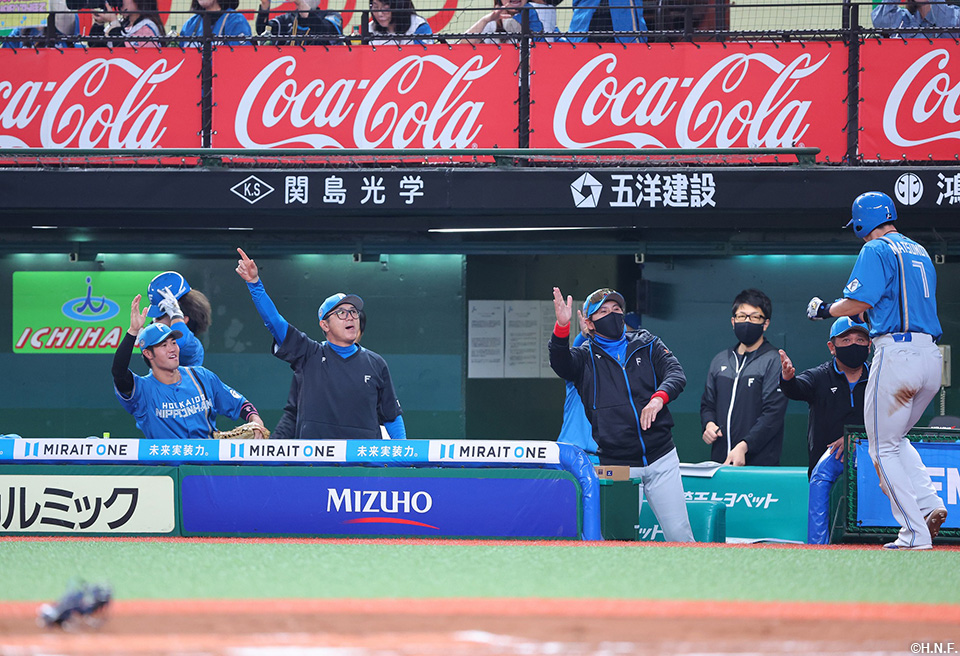 1回表、先制のホームを踏んだ松本剛選手