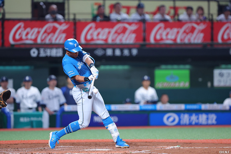 8回表、センターへヒットを放つ万波選手