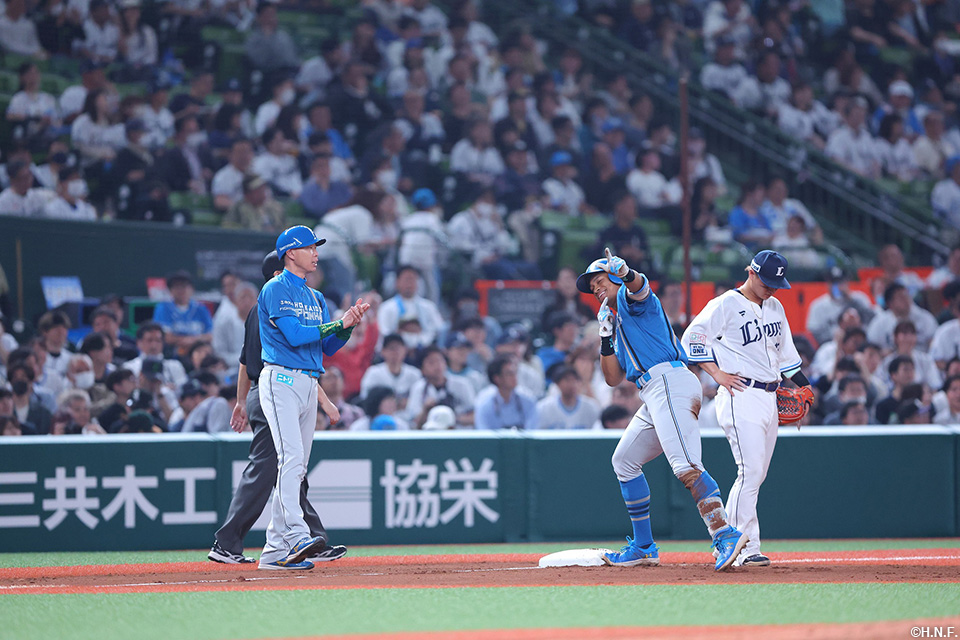 8回表、失策の間に三塁へ進んだ万波選手