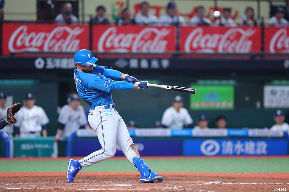 8回表、勝ち越し犠飛を放つマルティネス選手