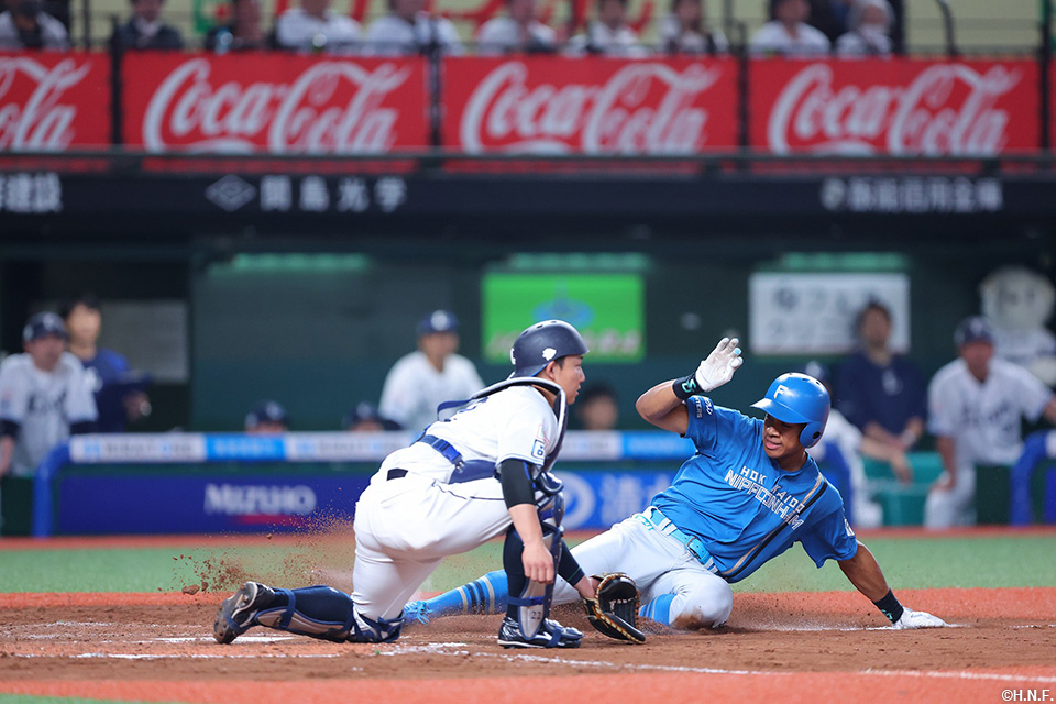 8回表、勝ち越しのホームを踏んだ万波選手01