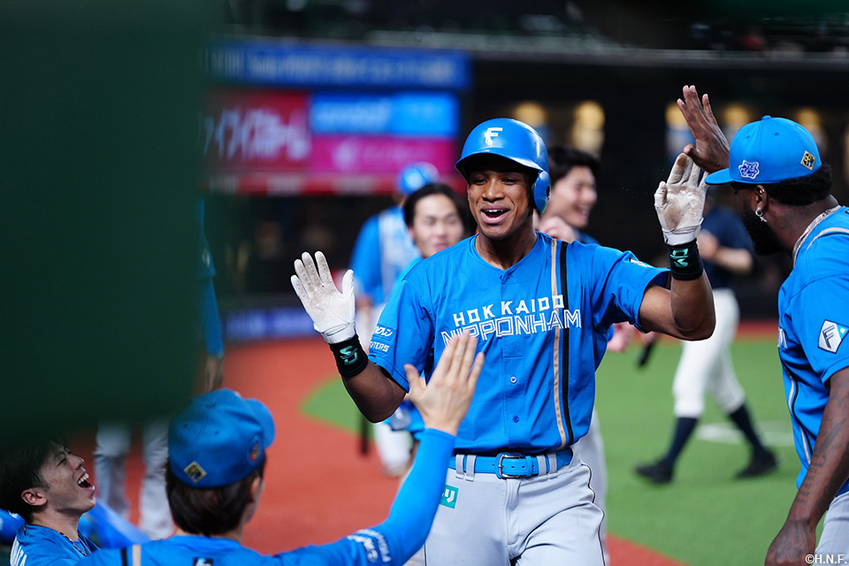 8回表、勝ち越しのホームを踏んだ万波選手02