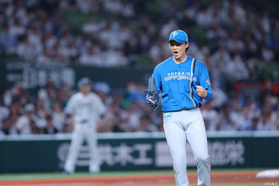 完投勝利の山﨑福投手01