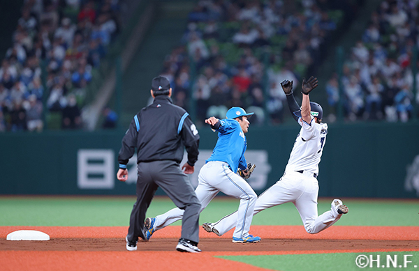 1回裏、盗塁を阻止する水野選手