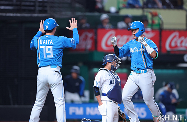 7回表、レフトへ本塁打を放つ郡司選手02