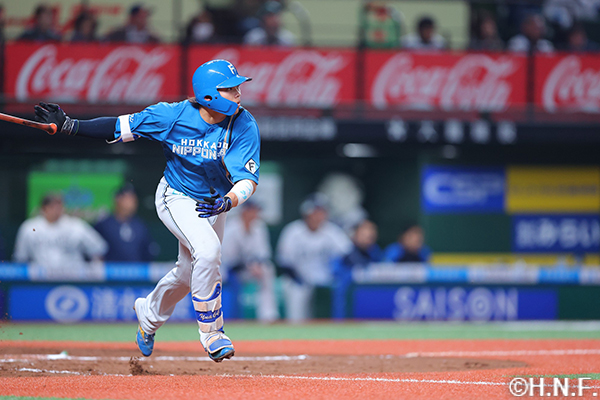 9回表、ライトへ三塁打を放つ田宮選手01