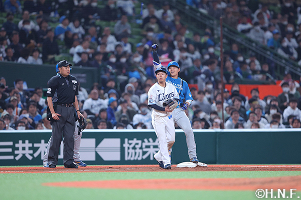 9回表、ライトへ三塁打を放つ田宮選手02