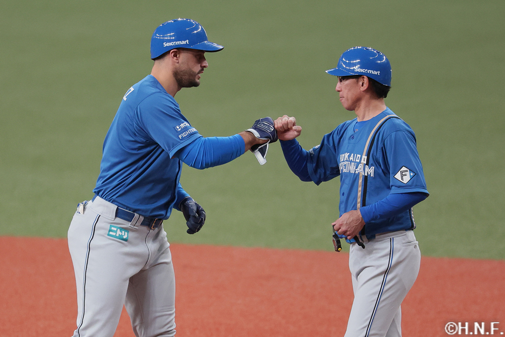 1回表、ライトへヒットを放ったマルティネス選手