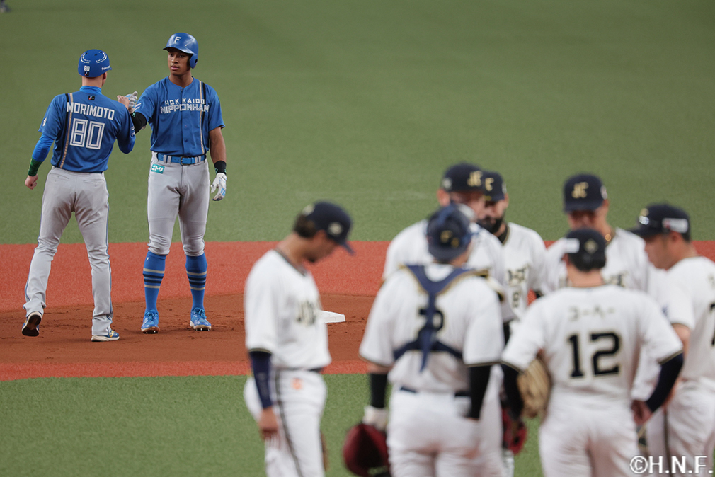 1回表、センターへ先制の2点適時二塁打を放った万波選手