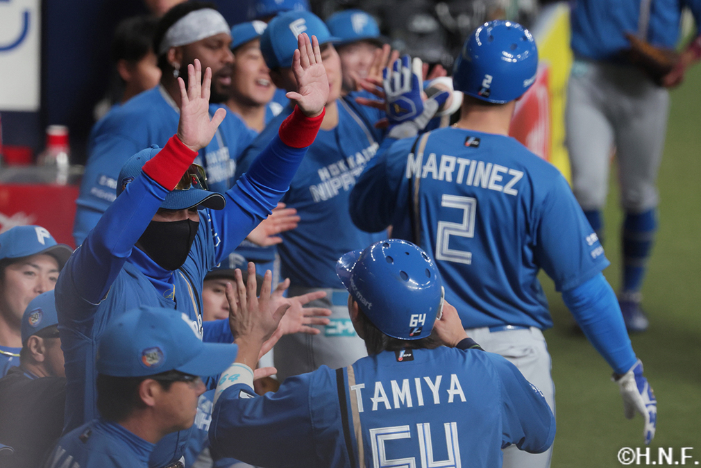 生還した田宮選手とマルティネス選手