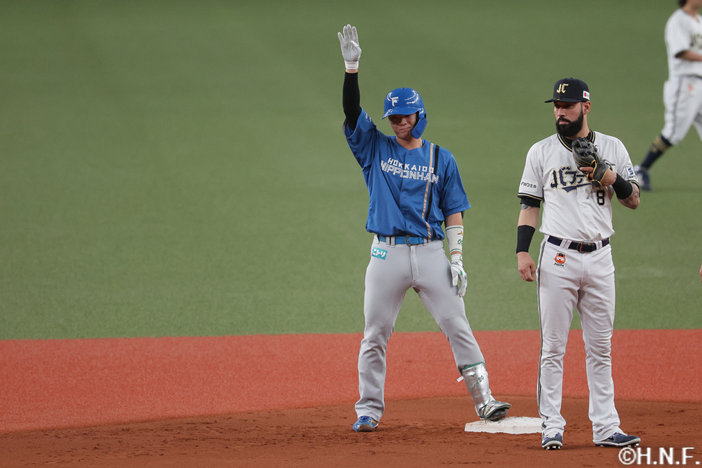 1回表、レフトへ適時打を放った郡司選手