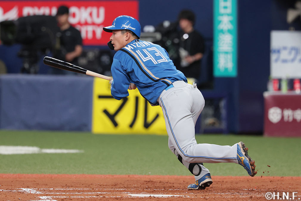 2回表、セカンドへ内野安打を放つ水野選手