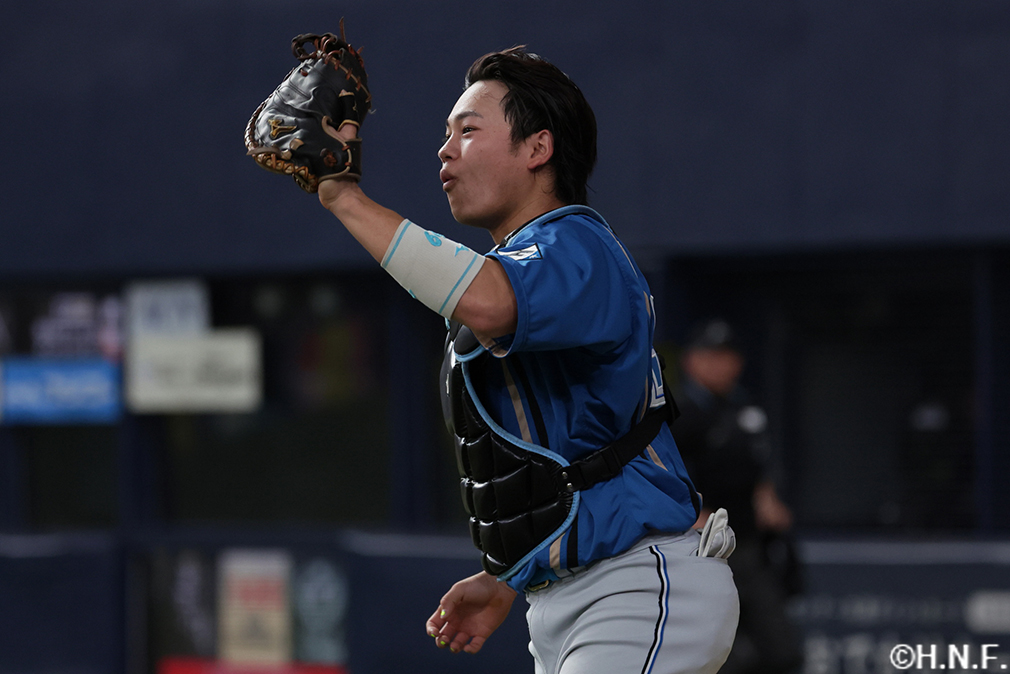 2回裏、ファウルフライを捕球した田宮選手