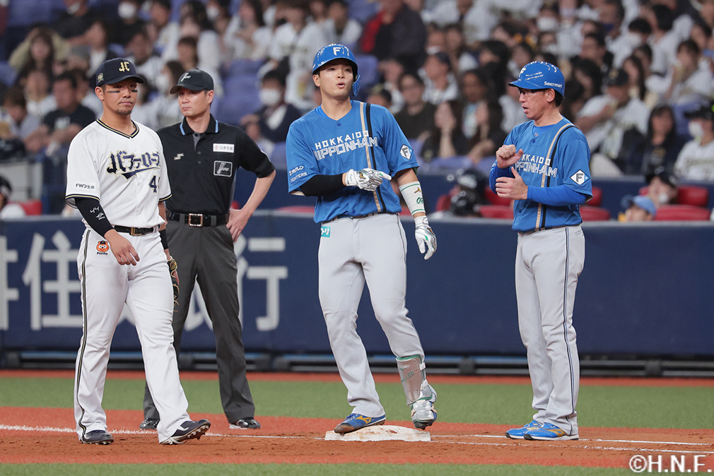 4回表、センターへヒットを放った郡司選手